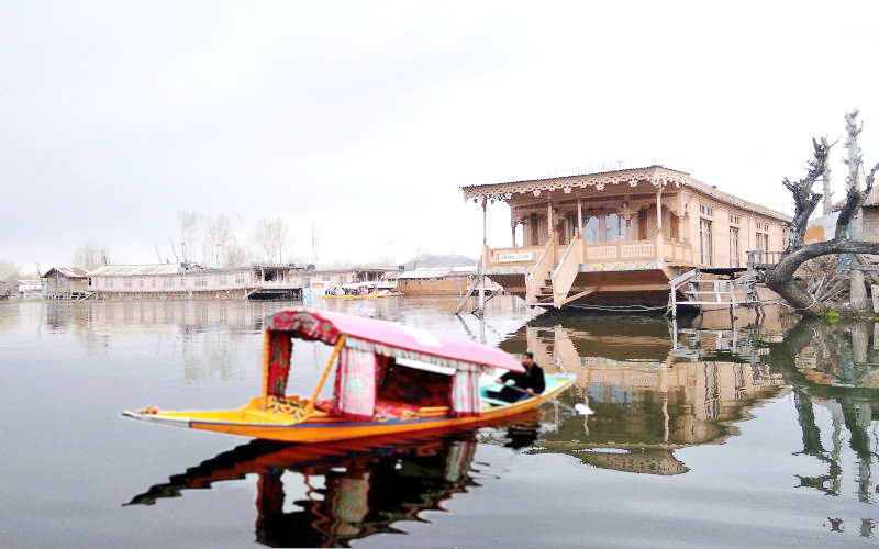 Houseboat Stay